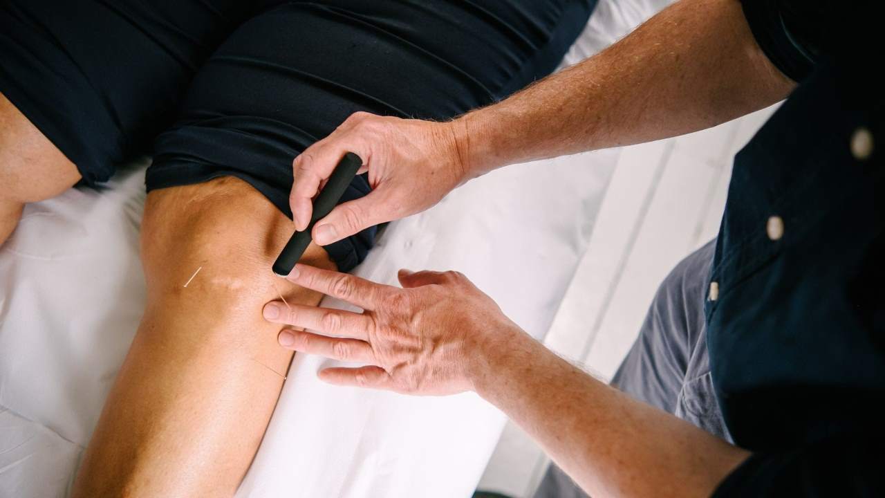 Moxa Moxa treatment on the knee
